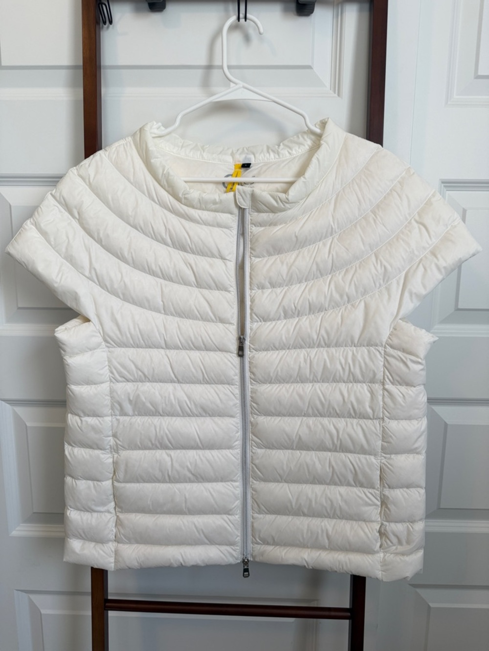 Women's White Quilted Zip-Front Short Sleeve Puffer Top